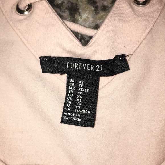 Pink shirt v-cutout back - Picture 3 of 3